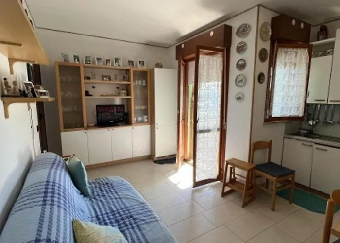 Spacious With Pool Access *