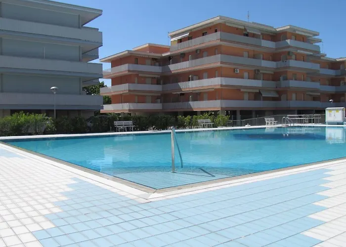Spacious With Pool Access Apartman