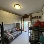 Spacious With Pool Access 아파트 비비오네