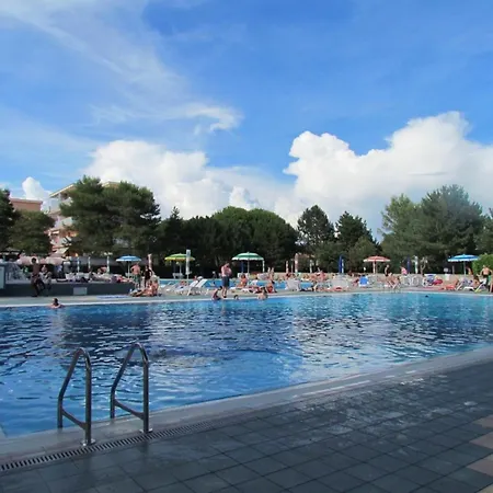 Spacious With Pool Access *