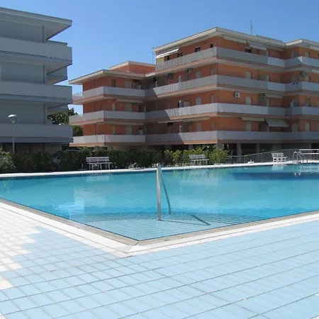 Spacious With Pool Access Apartamento
